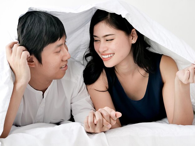 Photo young couple lying on bed