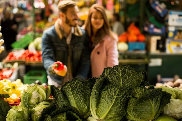 Photo young couple at market