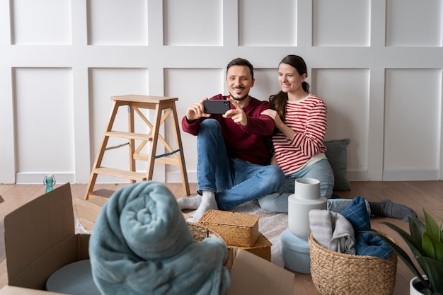 Photo young couple moving into a new home