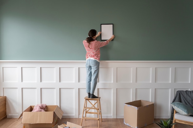 Photo young couple moving into a new home