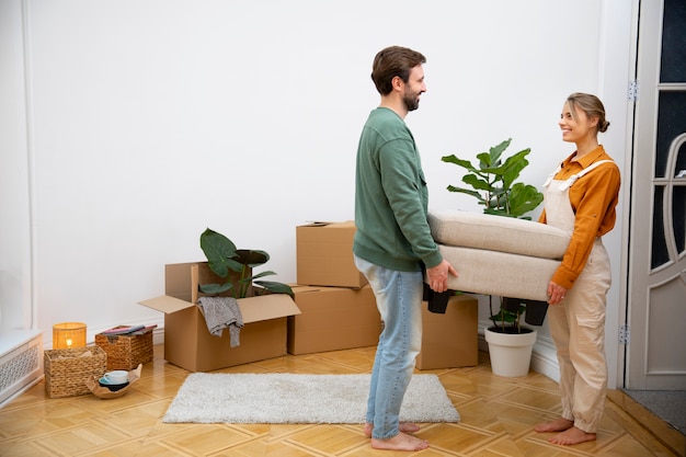 Photo young couple moving in new home