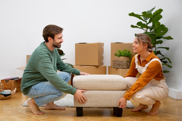 Photo young couple moving in new home