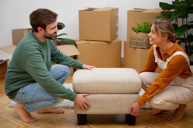 Photo young couple moving in new home