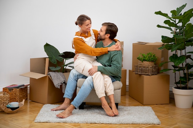 Photo young couple moving in new home