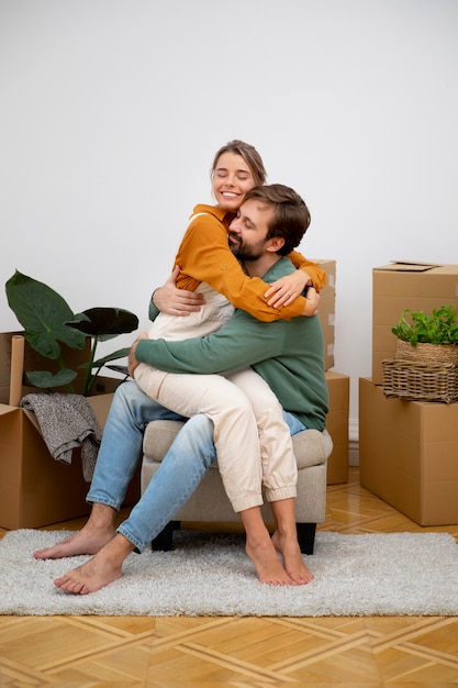 Photo young couple moving in new home