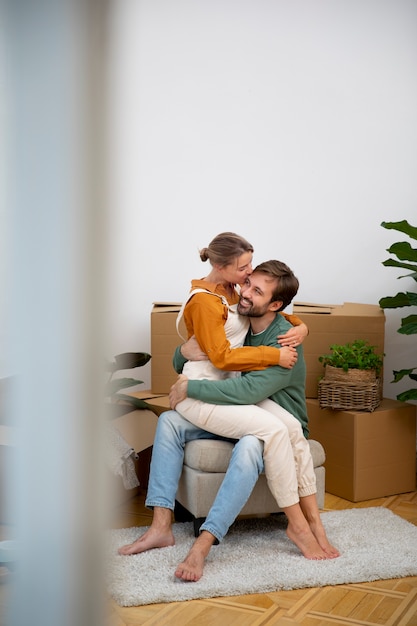 Photo young couple moving in new home