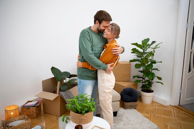 Photo young couple moving in new home