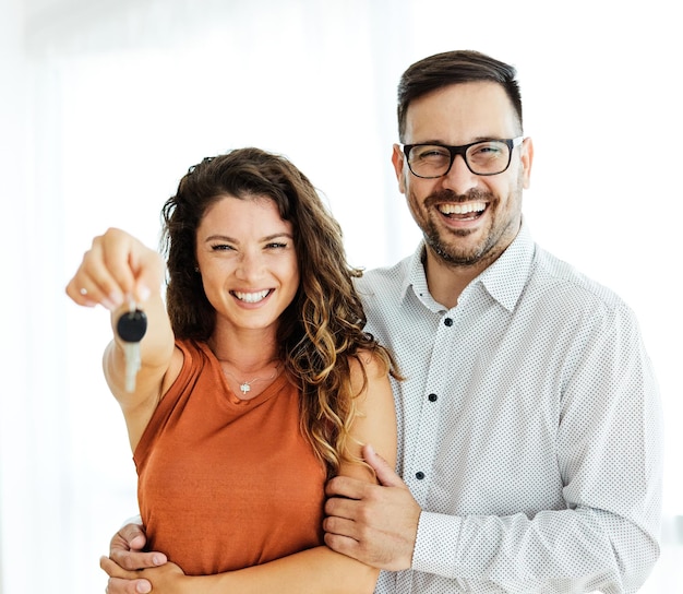 Foto giovane coppia nuove chiavi di casa comprare immobiliare casa agente accordo investimento proprietario dell'appartamento
