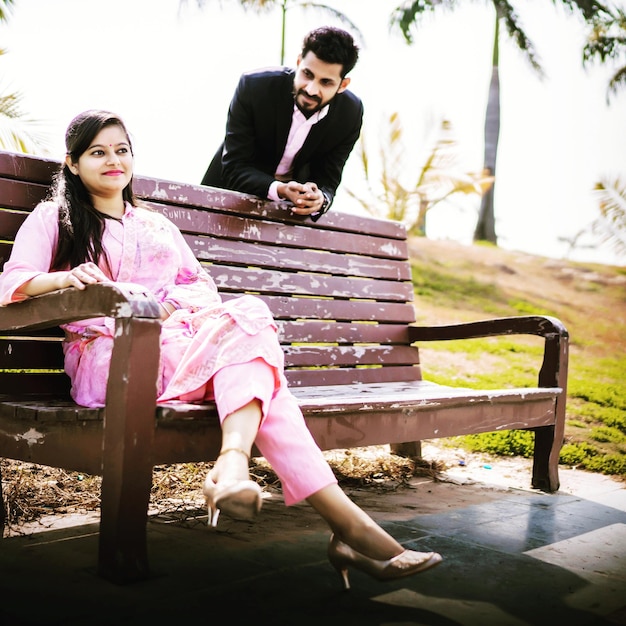 Photo young couple in park