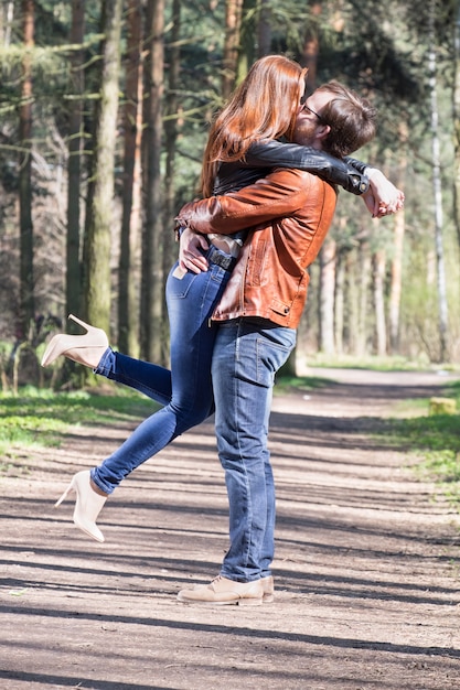 Photo young couple in park