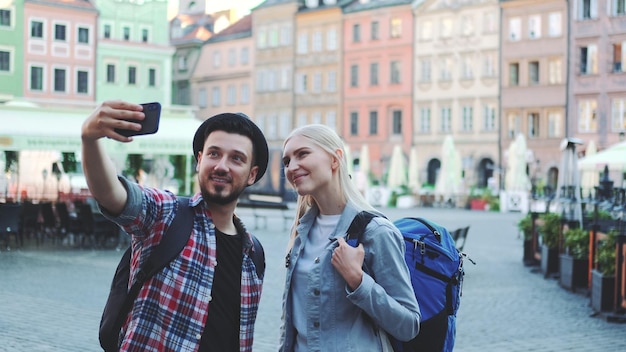 写真 若いカップルが街で写真を撮っている