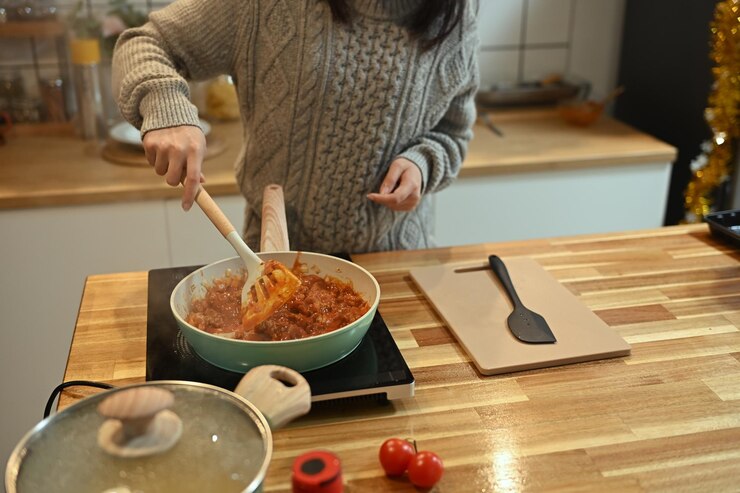 Photo 신선 한 재료 를 사용 하여 특별 한 휴일 저녁 식사 를 준비 하는 젊은 부부