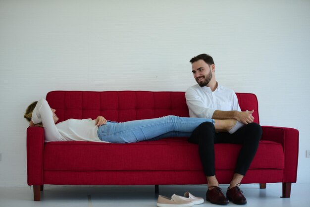 Photo young couple relaxing on sofa at home