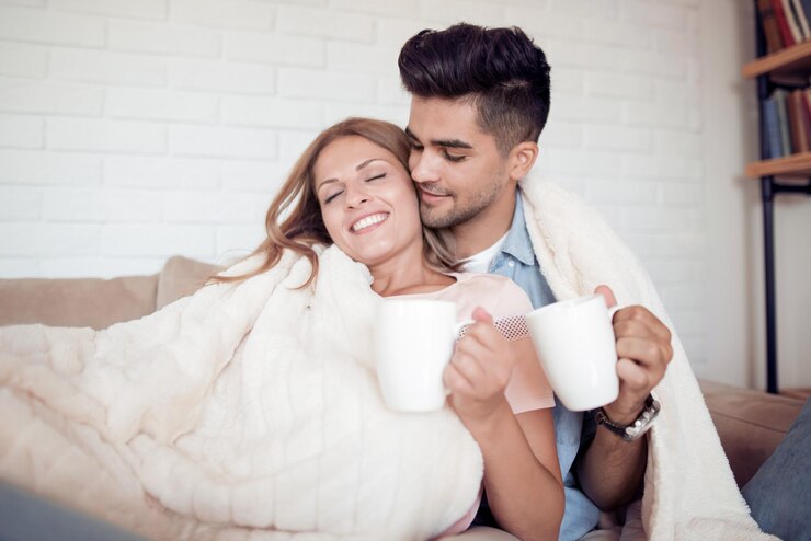 Photo young couple relaxing on a sofa