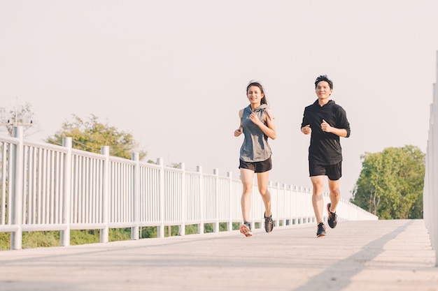 Photo young couple runner running on running road in city park