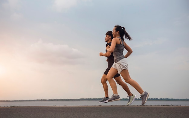 운동을 위해 거리를 달리는 젊은 부부
