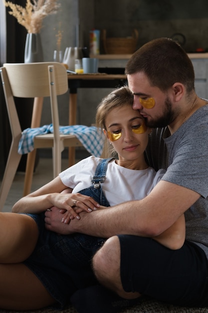 Photo young couple, self-care at home