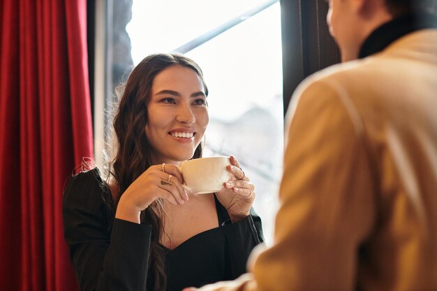 若い夫婦が愛を祝う際に飲み物を楽しみながら 心から感じる瞬間を共有しています