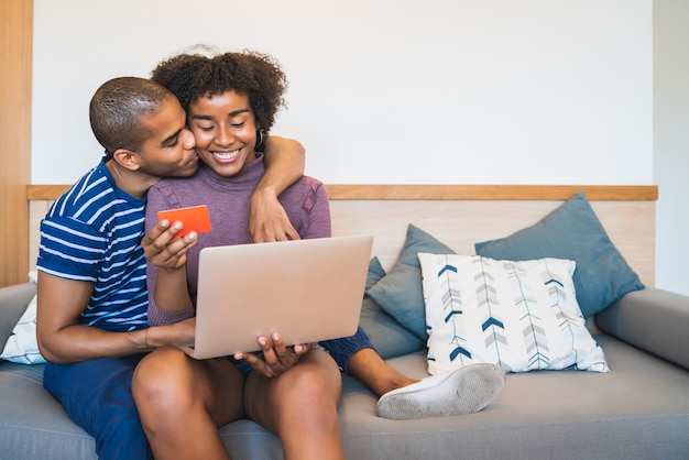 Молодая пара, покупки в Интернете на дому.