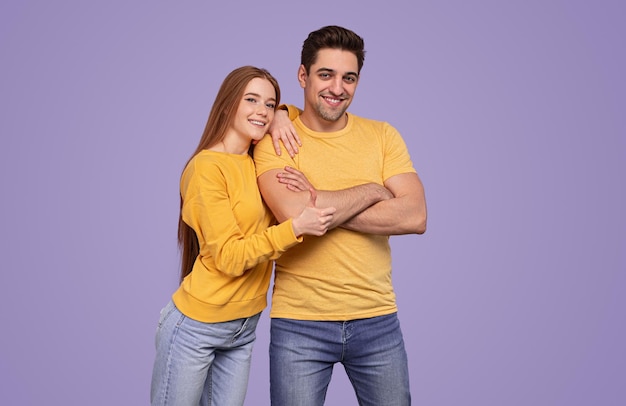 Photo young couple in similar clothes