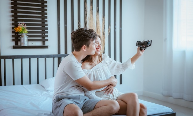 ベッドに座っている若いカップルは、関係に退屈を感じています