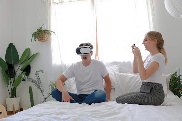 Photo young couple sitting on bed