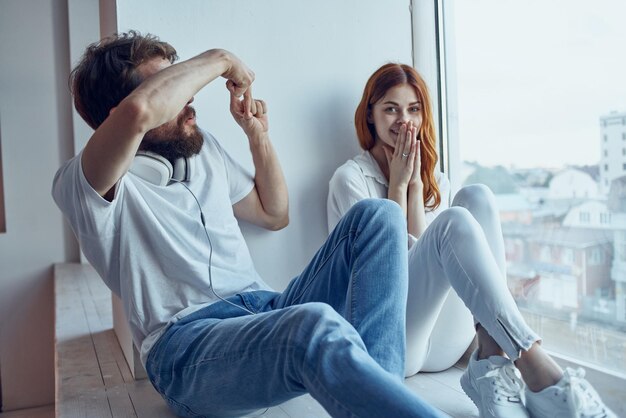 Photo young couple sitting at home