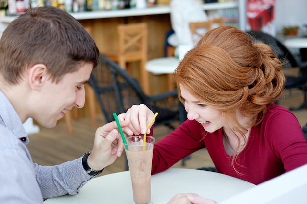 写真 ストリートカフェに座っている若いカップル