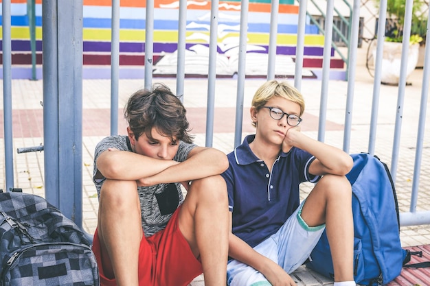 Photo young couple sitting outdoors