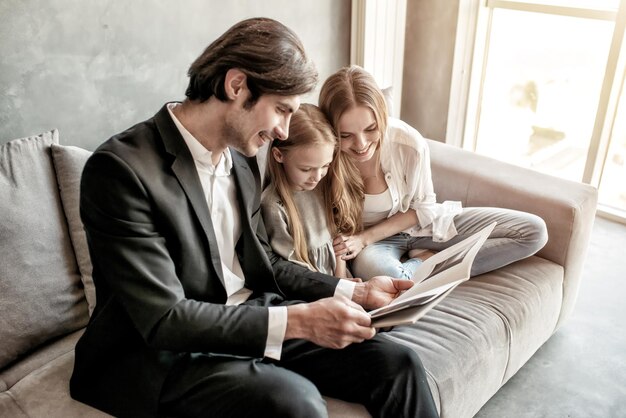 Photo young couple sitting on sofa at home