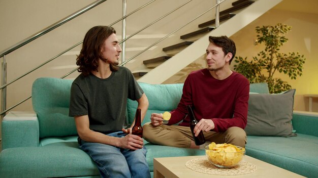 Photo young couple sitting on sofa