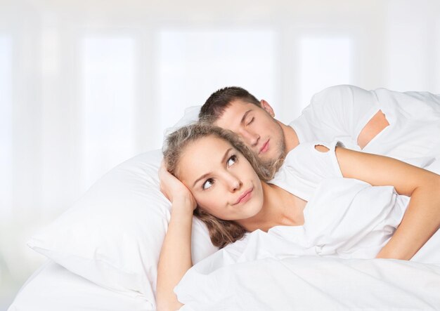 Foto giovani coppie che dormono nel letto in camera da letto