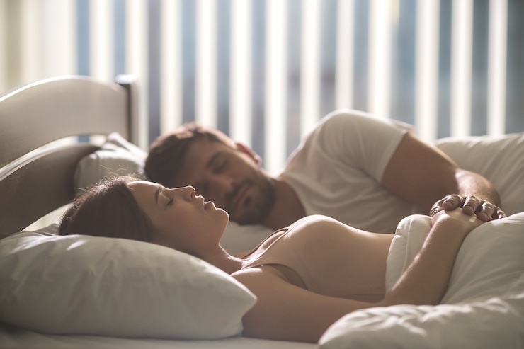Photo the young couple sleeping in the comfortable bed