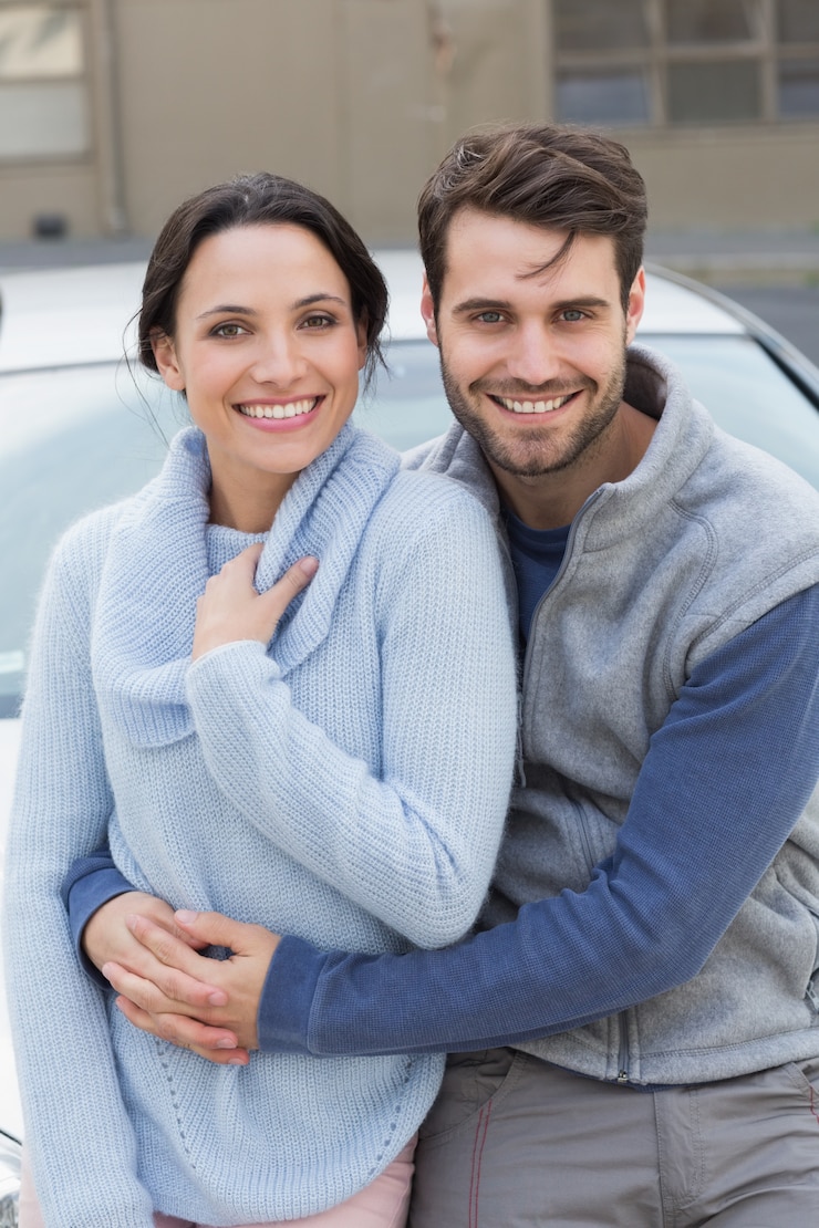 Photo young couple smiling at the camera