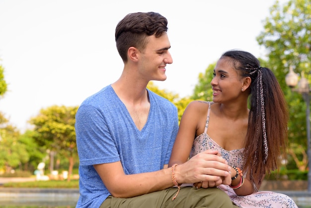 Photo young couple smiling