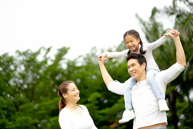 Photo young couple smiling