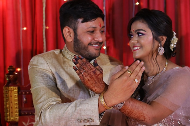 Photo young couple smiling