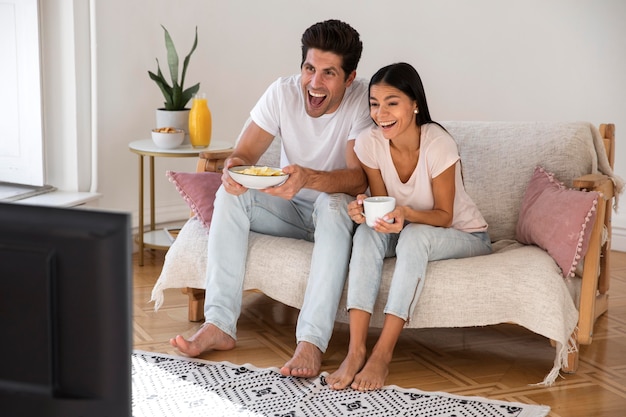 Photo young couple spending time in front of tv