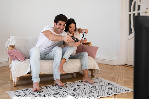 Photo young couple spending time in front of tv