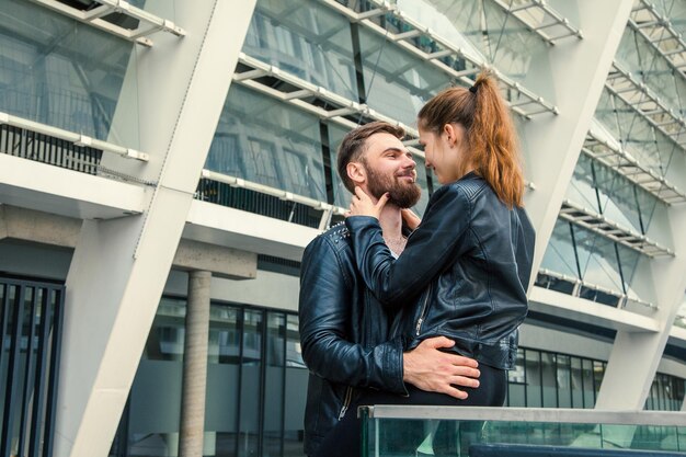 Photo young couple standing against railing