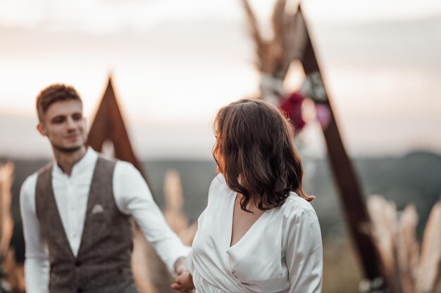 Photo young couple standing against sky