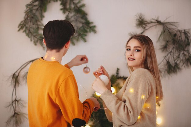 Photo young couple standing against trees and plants