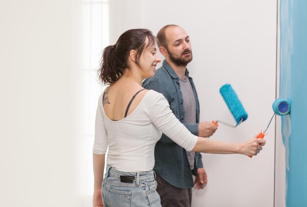 Photo young couple standing against wall