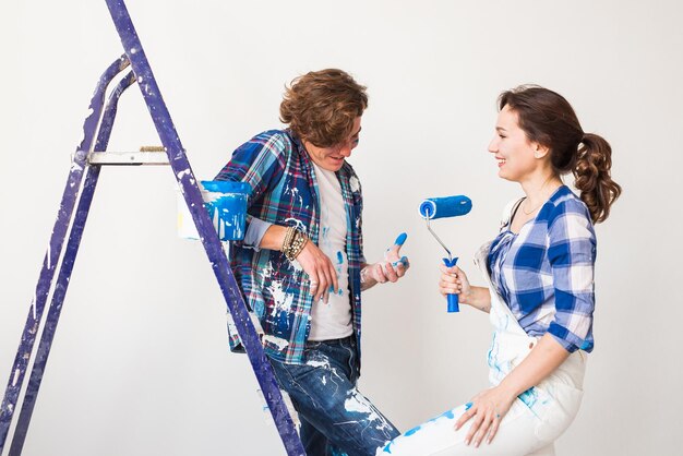 Photo young couple standing against wall