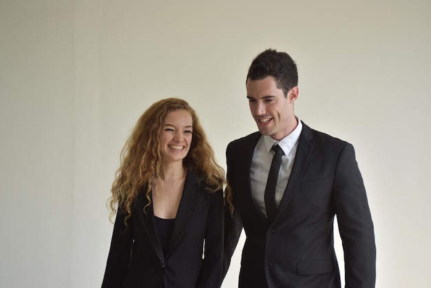 Foto una giovane coppia in piedi su uno sfondo bianco