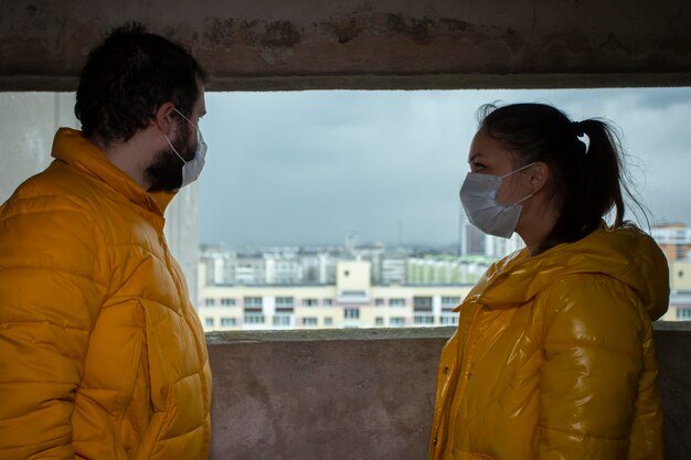 Photo young couple standing by cityscape against sky in city