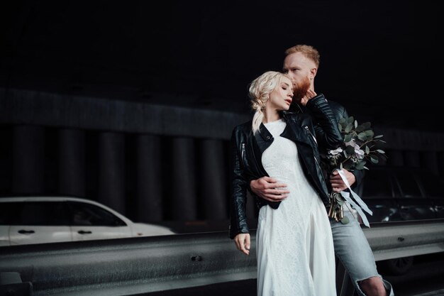 Photo young couple standing in a car