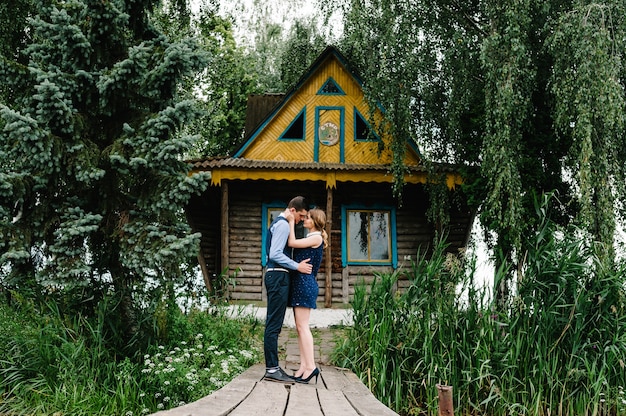 Photo young couple standing and hugging in nature