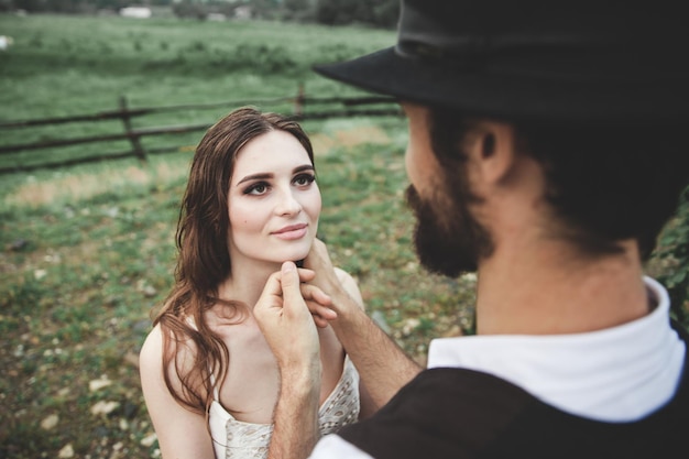 Photo young couple standing outdoors