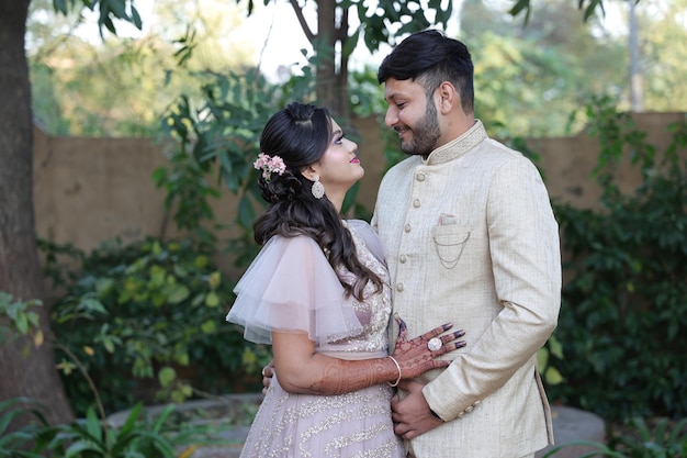 Photo young couple standing outdoors